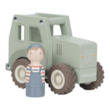 Grøn traktor i træ med træfigur foran. Perfekt legetøj til tumling fra 18 måmeder og op.