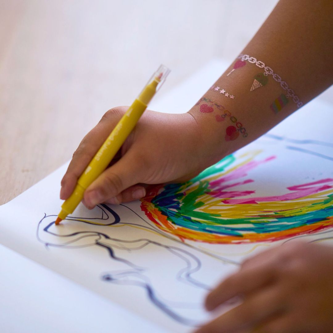 Trylletuscher 12 farver - dobbeltsidet i brug til at lave en farverig tegning-