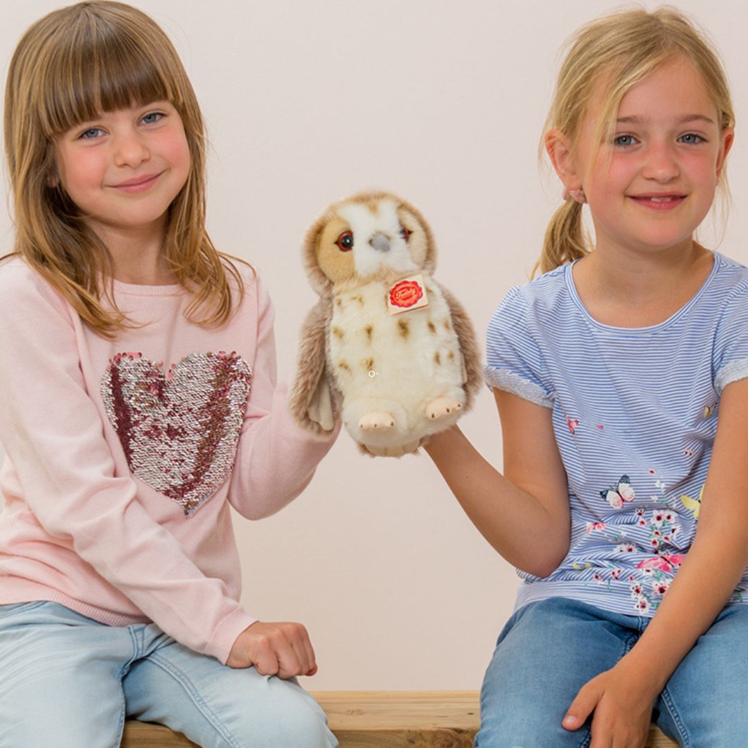 To glade piger holder en sød ugle bamse blød, 20 cm, fra Teddy Hermann, klar til knus og venskab.