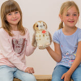 To glade piger holder en sød ugle bamse blød, 20 cm, fra Teddy Hermann, klar til knus og venskab.