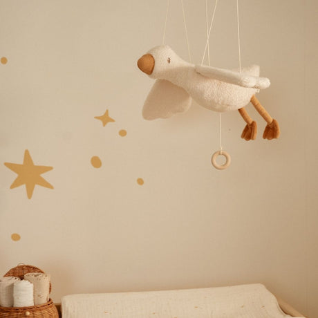 Mobile uro- flyvende gås svæver elegant over et børneværelse med stjerner på væggen og en fredfyldt atmosfære.