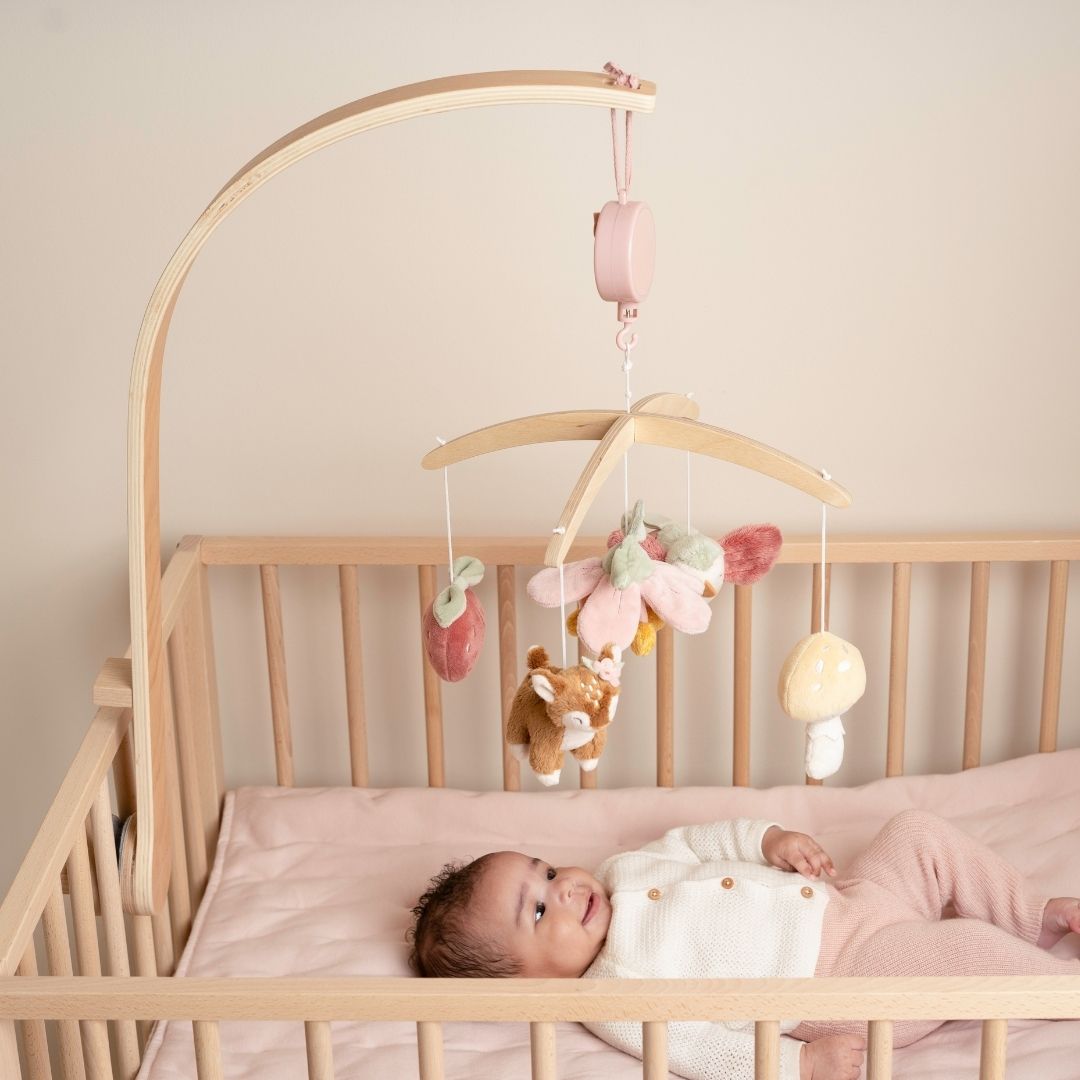 Mobile i træ med musik - Rådyr rosa hænger over baby i tremmeseng, med rolig lyd og beroligende melodi.
