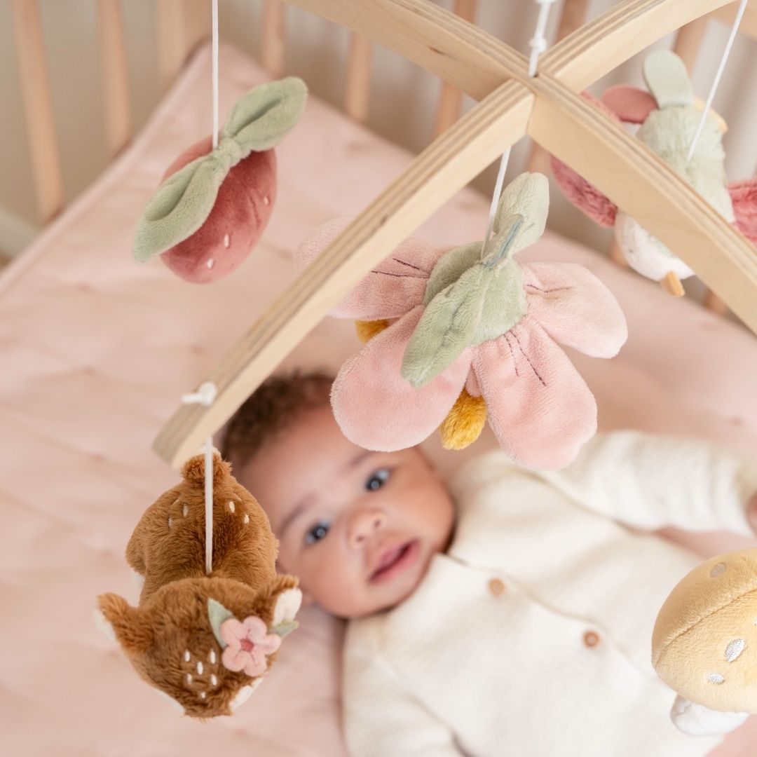 Mobile i træ med musik - Rådyr rosa, søde naturlegetøjsfigurer svæver over baby i tremmeseng