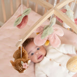 Mobile i træ med musik - Rådyr rosa, søde naturlegetøjsfigurer svæver over baby i tremmeseng