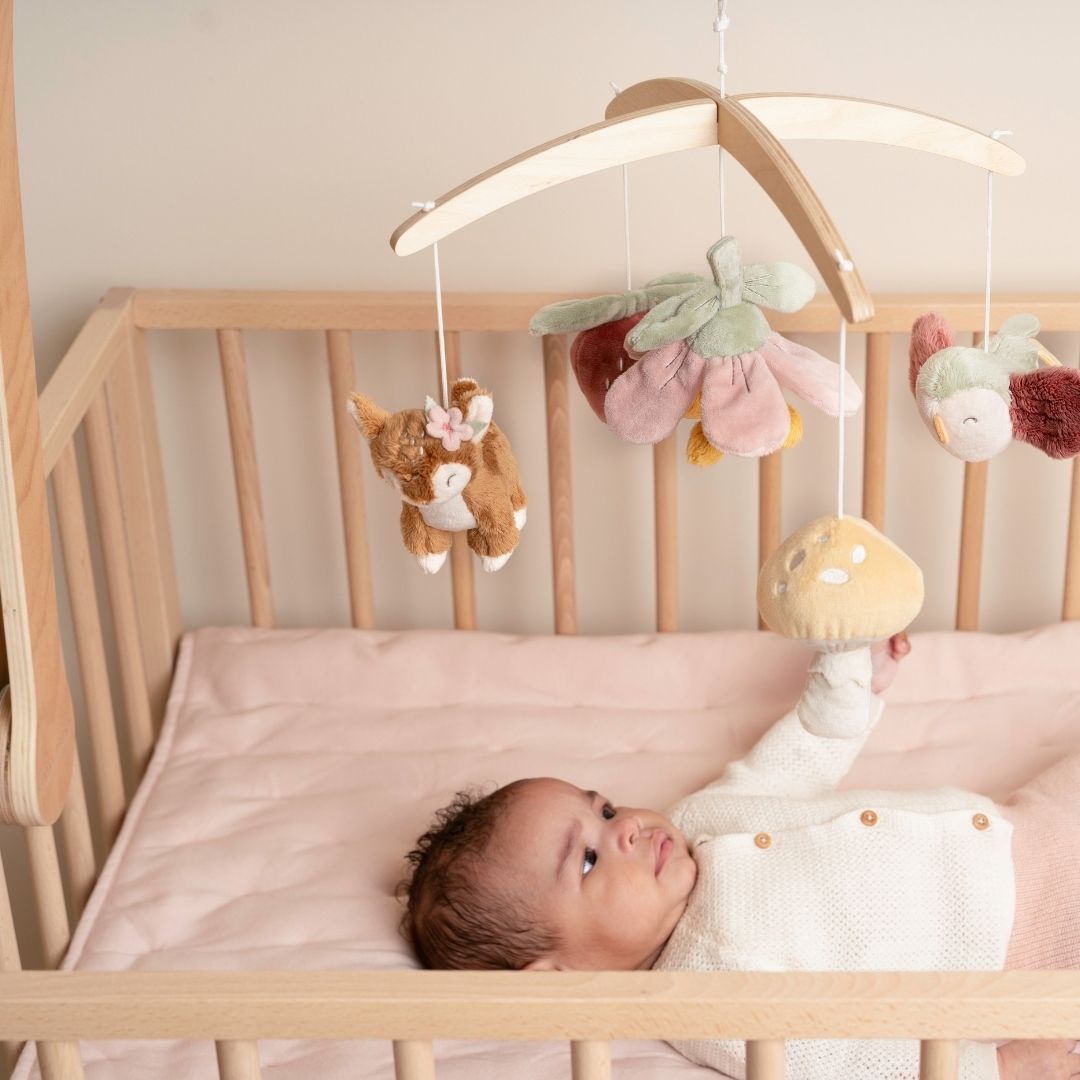 Mobile i træ med musik - Rådyr rosa, sød musikuro med naturens dyr og beroligende melodi for baby.