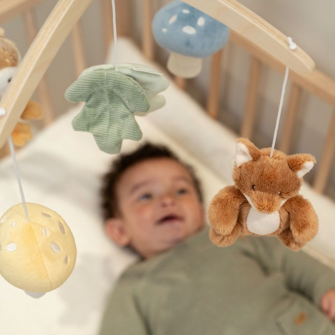 Mobile i træ med musik - med ræv i blå og skovens dyr der bevæger sig, beroliger baby i seng.