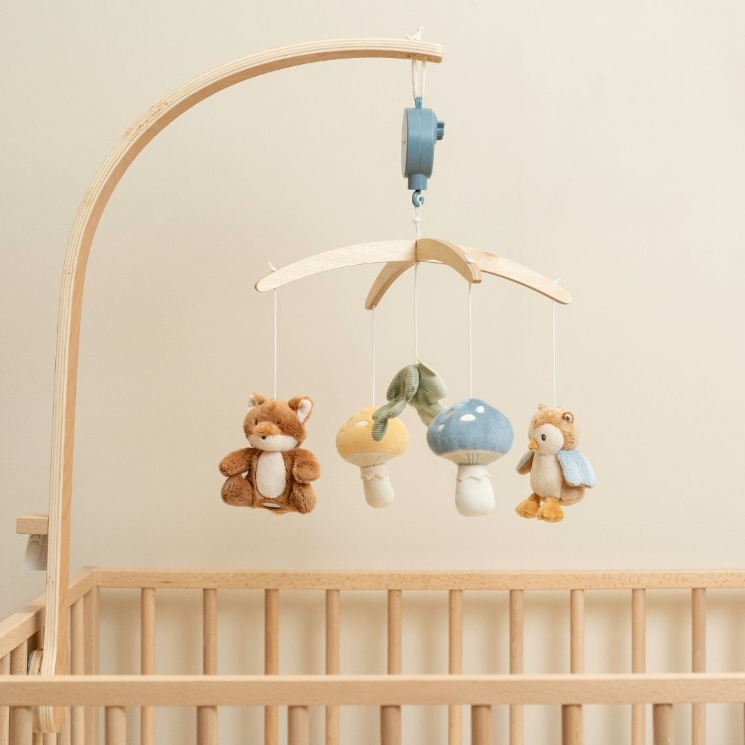 Mobile i træ med musik - blå farver med ræv og andre søde skovdyr og svampe, hænger over tremmeseng