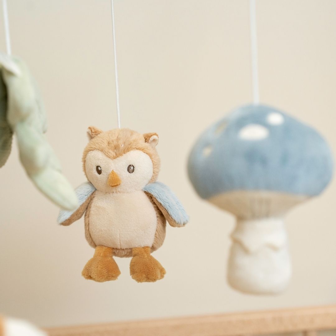 Blød ræv og blå svamp hænger på mobile i træ med musi på værelse, Little Dutch Forest Friends, skaber ro og hygge