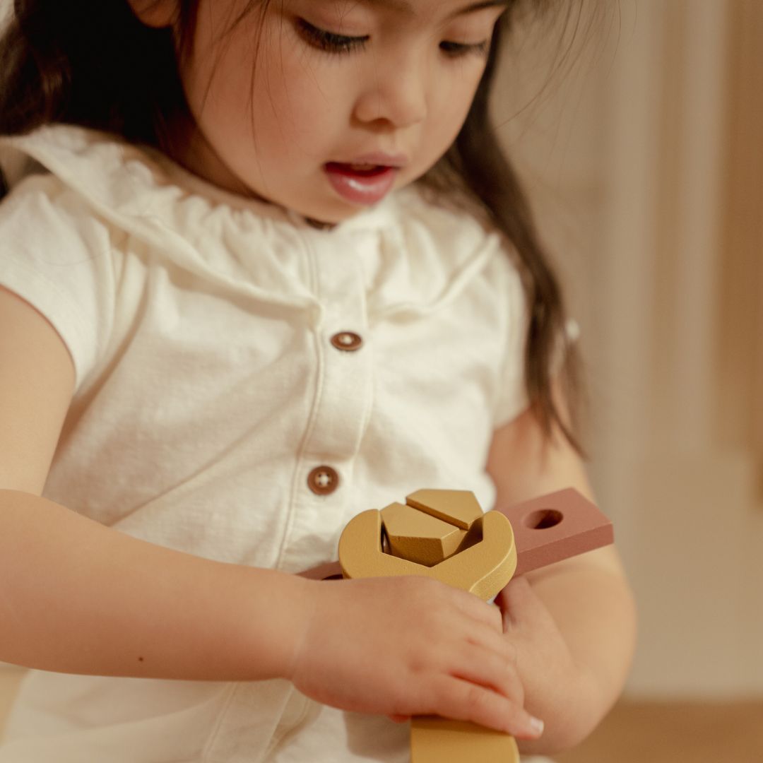 Barn leger med værktøjskasse 18 dele | Træ FSC og bruger en svensknøgle i træ.