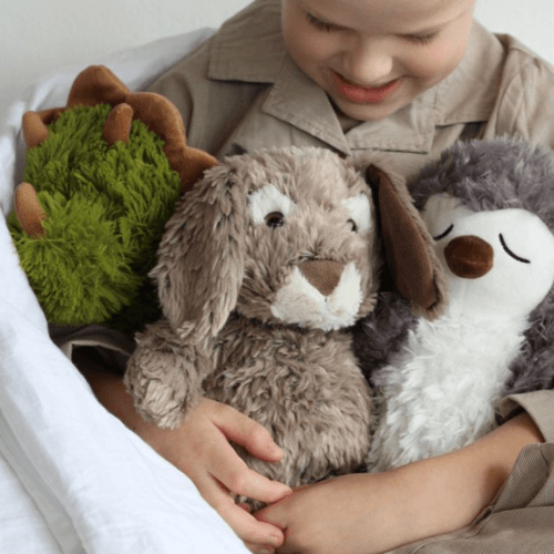 barn med kanin bamse varmedunk fra cozytime hos nordicsimply