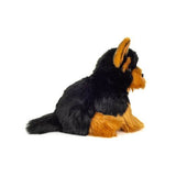 Yorkshire Terrier bamse hund, som sidder, set fra siden, ligner ægte brun og sort Yorkie, til leg og fantasi for børn 0-10 år fra Teddy Hermann fås hos Nordic Simply